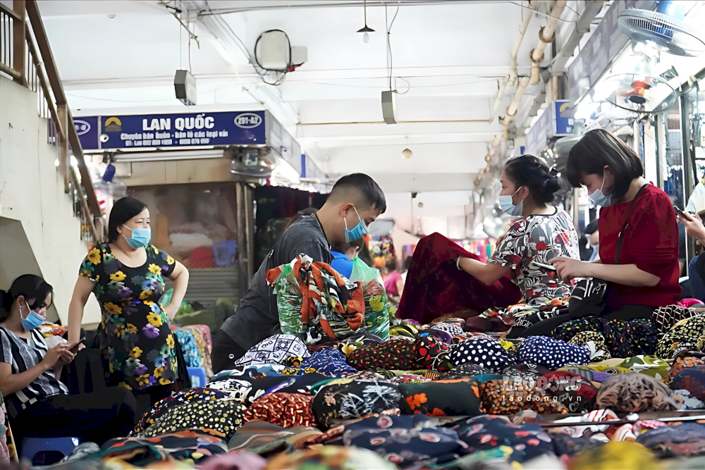 Tourists are roaming their favorite souvenirs at Dong Xuan market